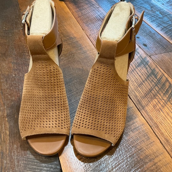Marc Fisher Gabie Peep Toe Block Heel Sandals Women’s 8 – Tan Suede Perforated H - Picture 2 of 10